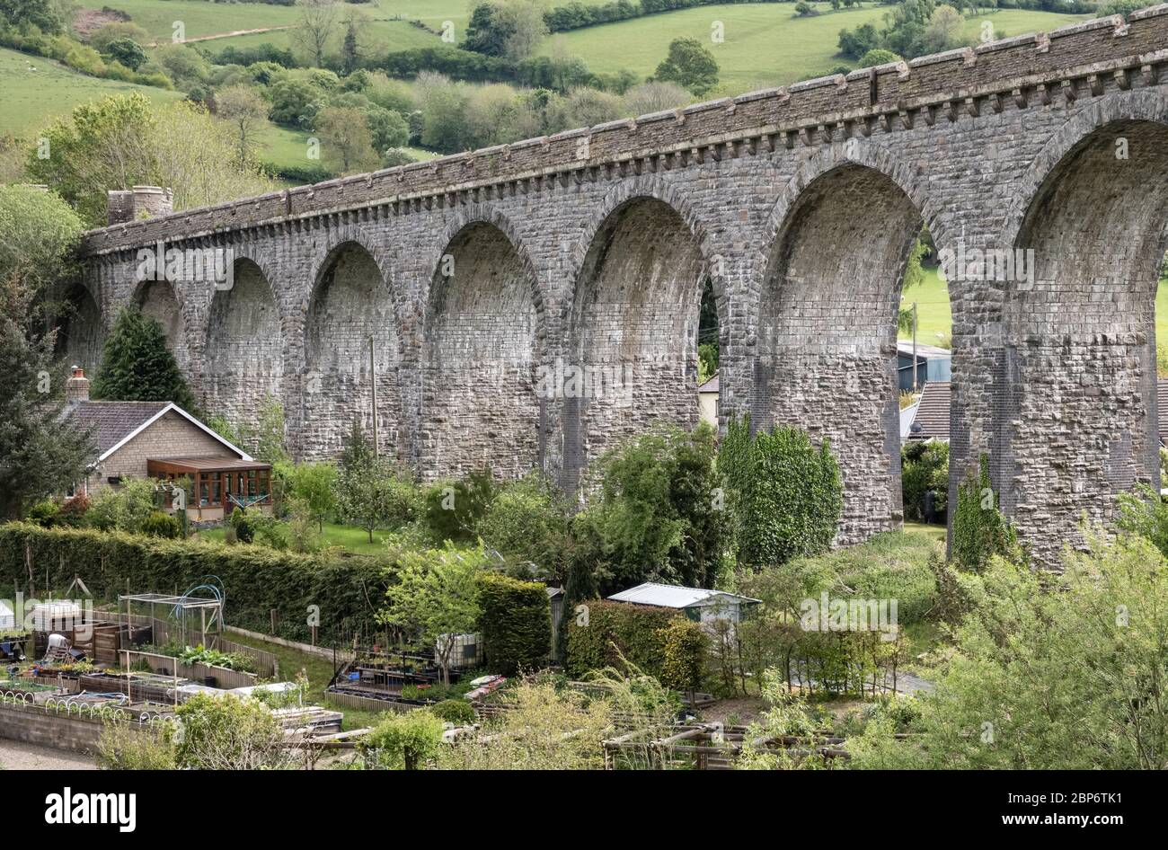 Das Knucklas Viaduct, erbaut 1865, führt die Eisenbahnlinie im Herzen von Wales über das Dorf Knucklas (an der walisischen Grenze bei Knighton, Powys, Großbritannien). Stockfoto