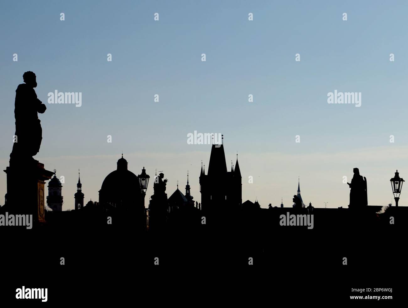 Sonnenuntergang über Prag, Charles Karlov Brücke ist berühmte Attraktion, Weltkulturerbe. Historische Stadt der Hauptstadt der Tschechischen Republik, kulturelles Zentrum Europas. Gotik, Renaissance und Barock. Stockfoto