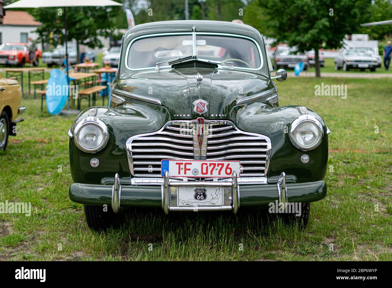 PAARE im GLIEN, DEUTSCHLAND - 08. JUNI 2019: Vollwerziges Buick Super Coupé. Die Oldtimer Show 2019. Stockfoto