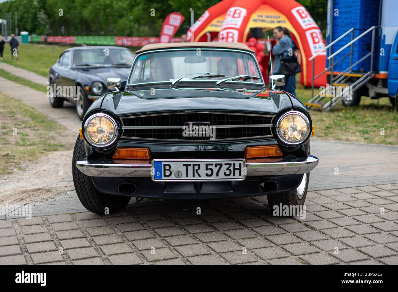 PAARE im GLIEN, DEUTSCHLAND - 08. JUNI 2019: Sportwagen Triumph TR6. Die Oldtimer Show 2019. Stockfoto