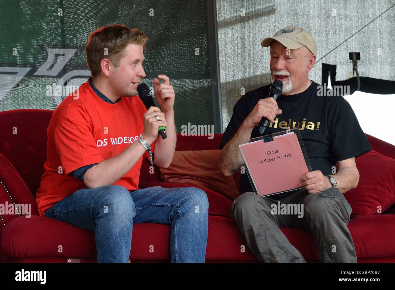 Kevin KÃ¼hnert (Bundesvorsitzender der Jusos) l. und Gerhard Hoffmann beim "das WILDE SOFA" am 27.Lesbisch Schwulem Stadtfest in Berlin Stockfoto