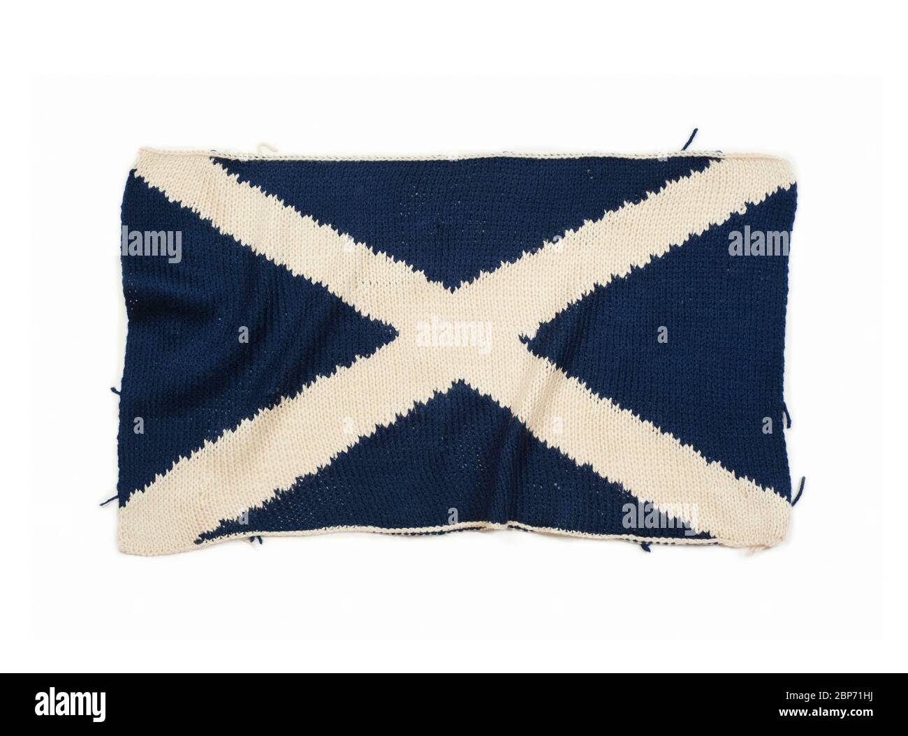 Handgestrickte schottische Flagge, das Saltire-Kreuz auf weißem Hintergrund Stockfoto