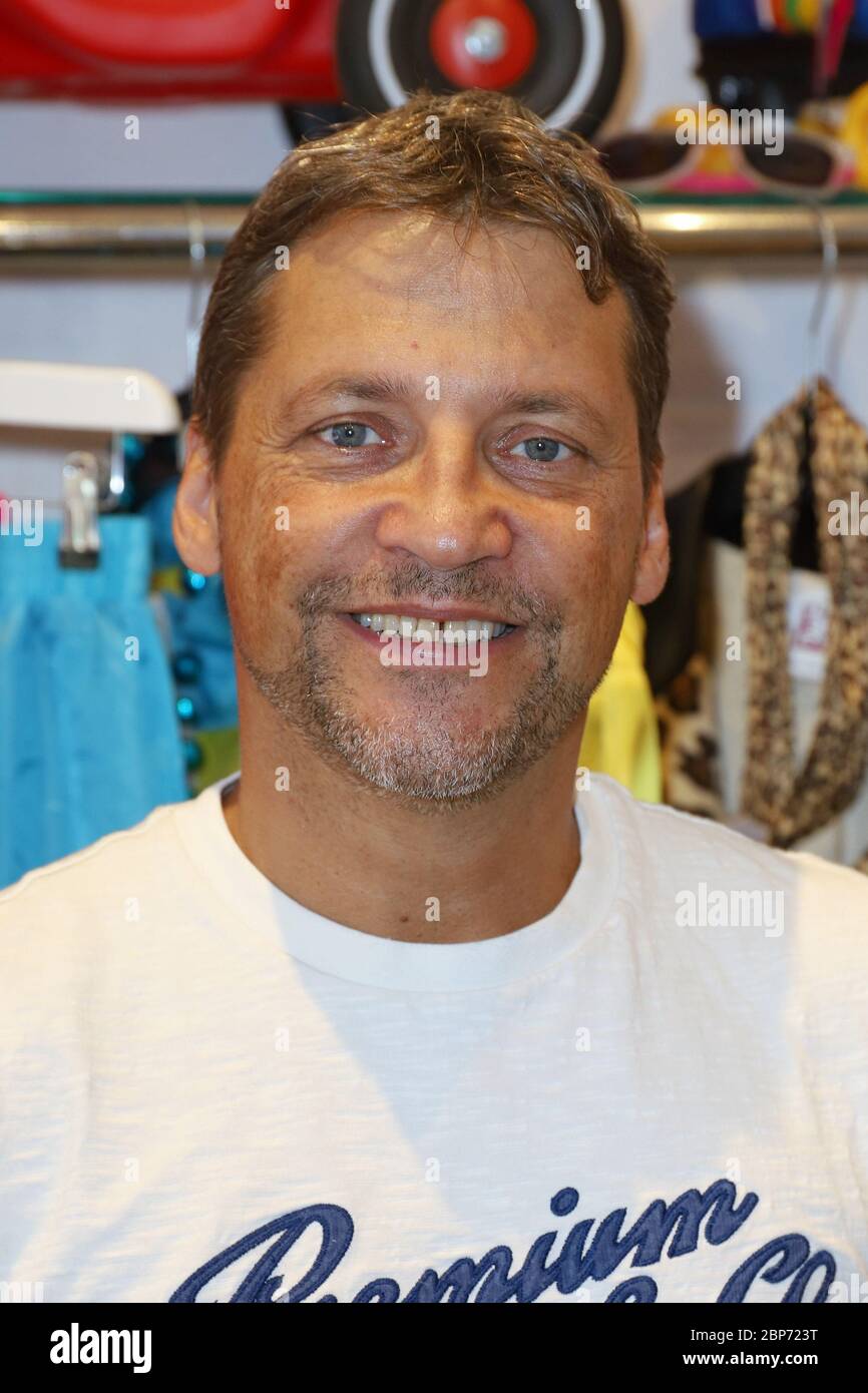 Patrick Bach,Besuch des Schauspielers Patrick Bach als Co-Moderator im 80er Jahre Café des Radiosenders Hamburg 2 in Ottensen,Hamburg,01.08.2019 Stockfoto