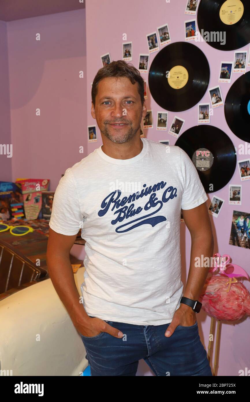 Patrick Bach,Besuch des Schauspielers Patrick Bach als Co-Moderator im 80er Jahre Café des Radiosenders Hamburg 2 in Ottensen,Hamburg,01.08.2019 Stockfoto