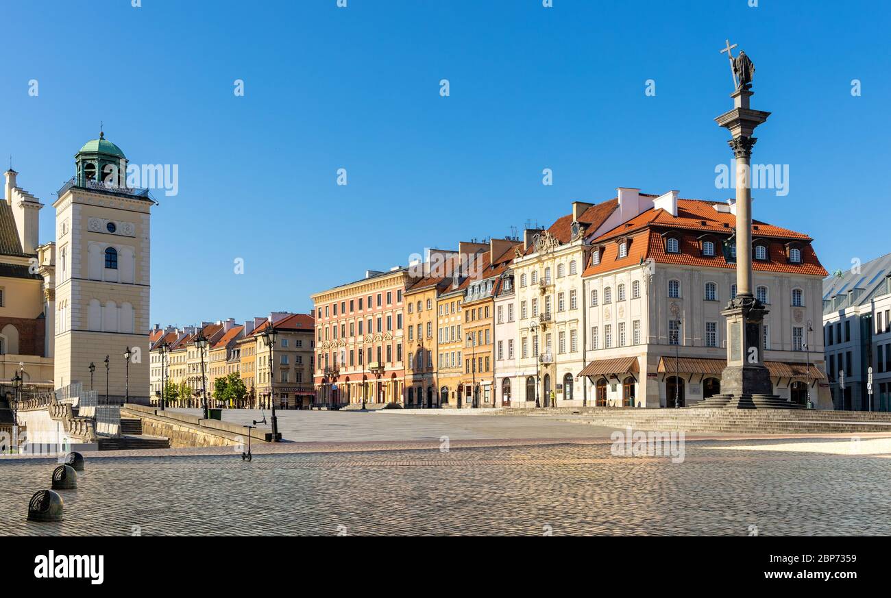 Warschau, Mazovia / Polen - 2020/05/10: Panoramablick auf die Krakowskie Przedmiescie Straße mit Sigismund III Waza-Säule Denkmal und St. Anna-Kirche Stockfoto