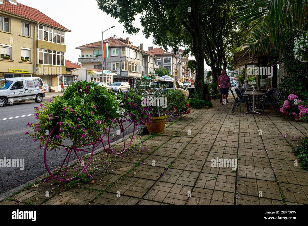 POMORIE, Bulgarien - 25. Juni 2019: Dekoration in Form eines Fahrrades in den Blumen vor dem Eingang zur Stadt Cafe. Stockfoto