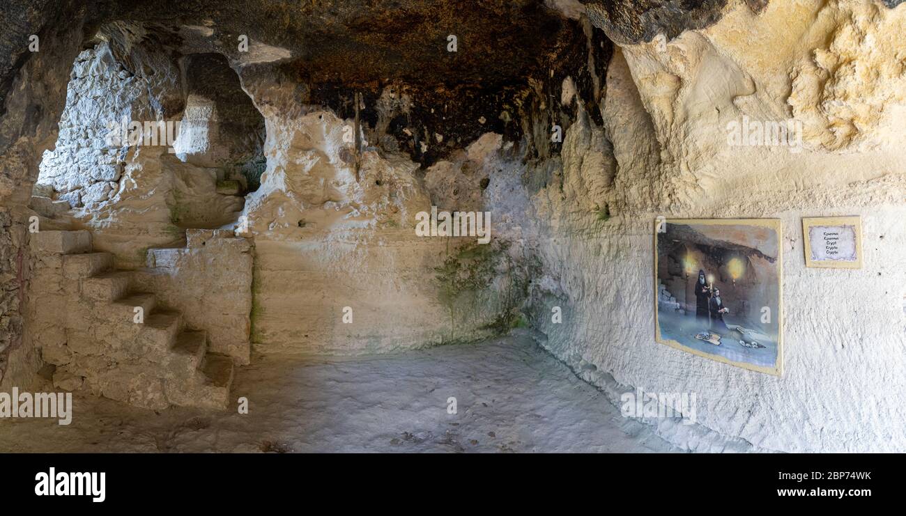 ALADZHA, Bulgarien - 26. Juni 2019: Panoramablick auf innere (Krypta) der mittelalterlichen orthodoxen christlichen Höhle Klosteranlage von Aladzha. Stockfoto