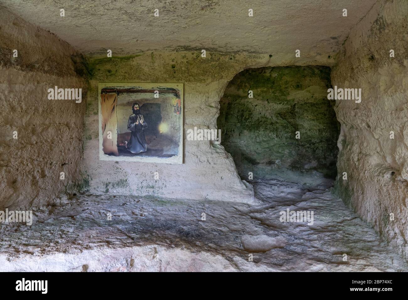 ALADZHA, Bulgarien - 26. Juni 2019: Innenraum (monastische Zelle) der mittelalterlichen orthodoxen christlichen Höhle Klosteranlage von Aladzha. Stockfoto