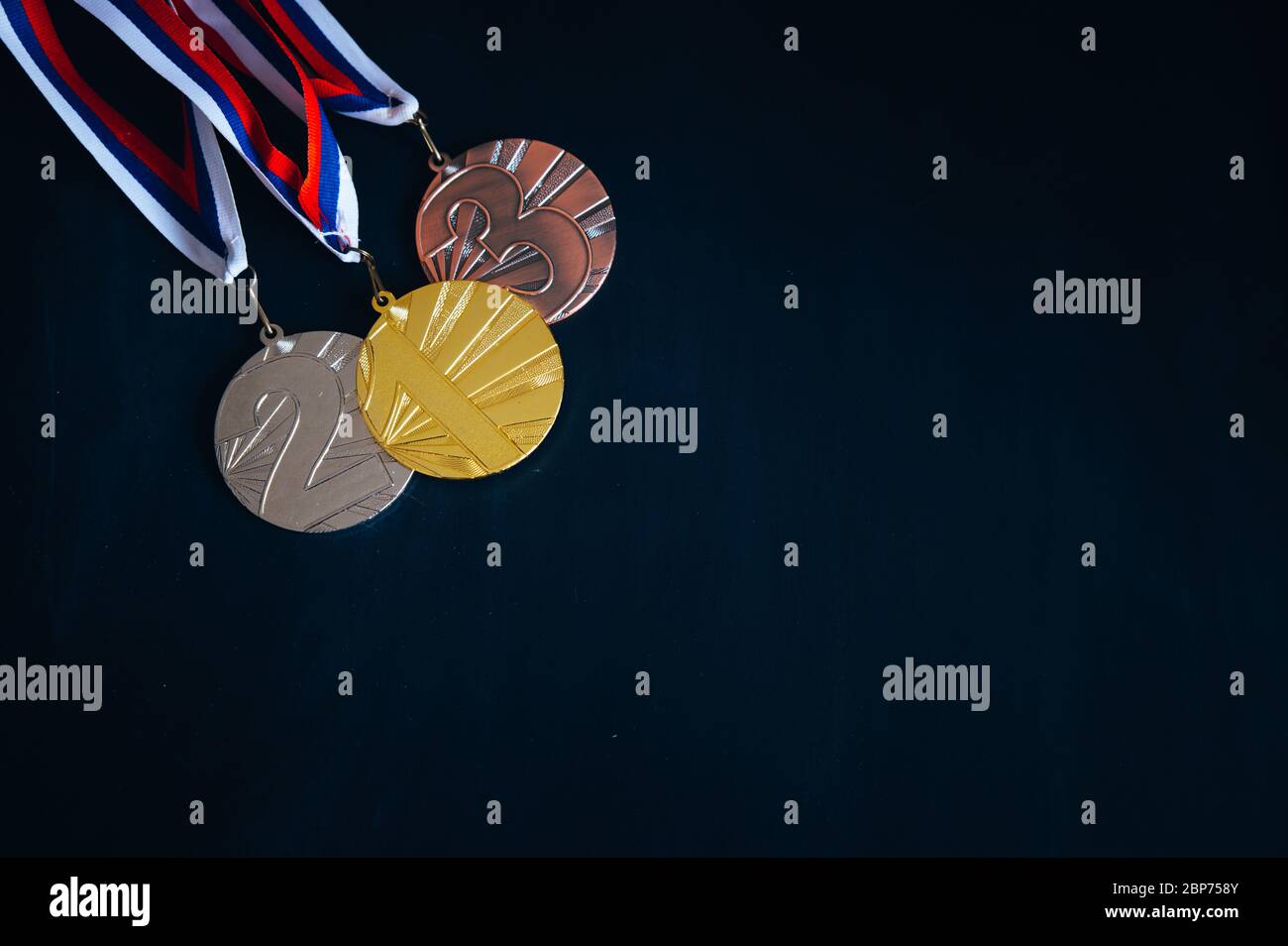 Medaille auf schwarzem Hintergrund gesetzt, bearbeiten Raum für Ihr Logo, Text oder Montage Stockfoto