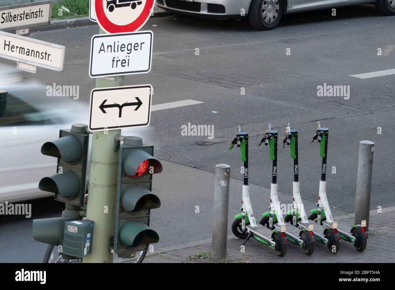 Vier vollgeladene Lime E-Scooter, die von Lime Juicer ordentlich auf dem Bürgersteig in Berlin abgestellt werden NeukÃ¶lln at the HermannstraÃŸe corner SilbersteinstraÃŸe zur Verwendung. Stockfoto