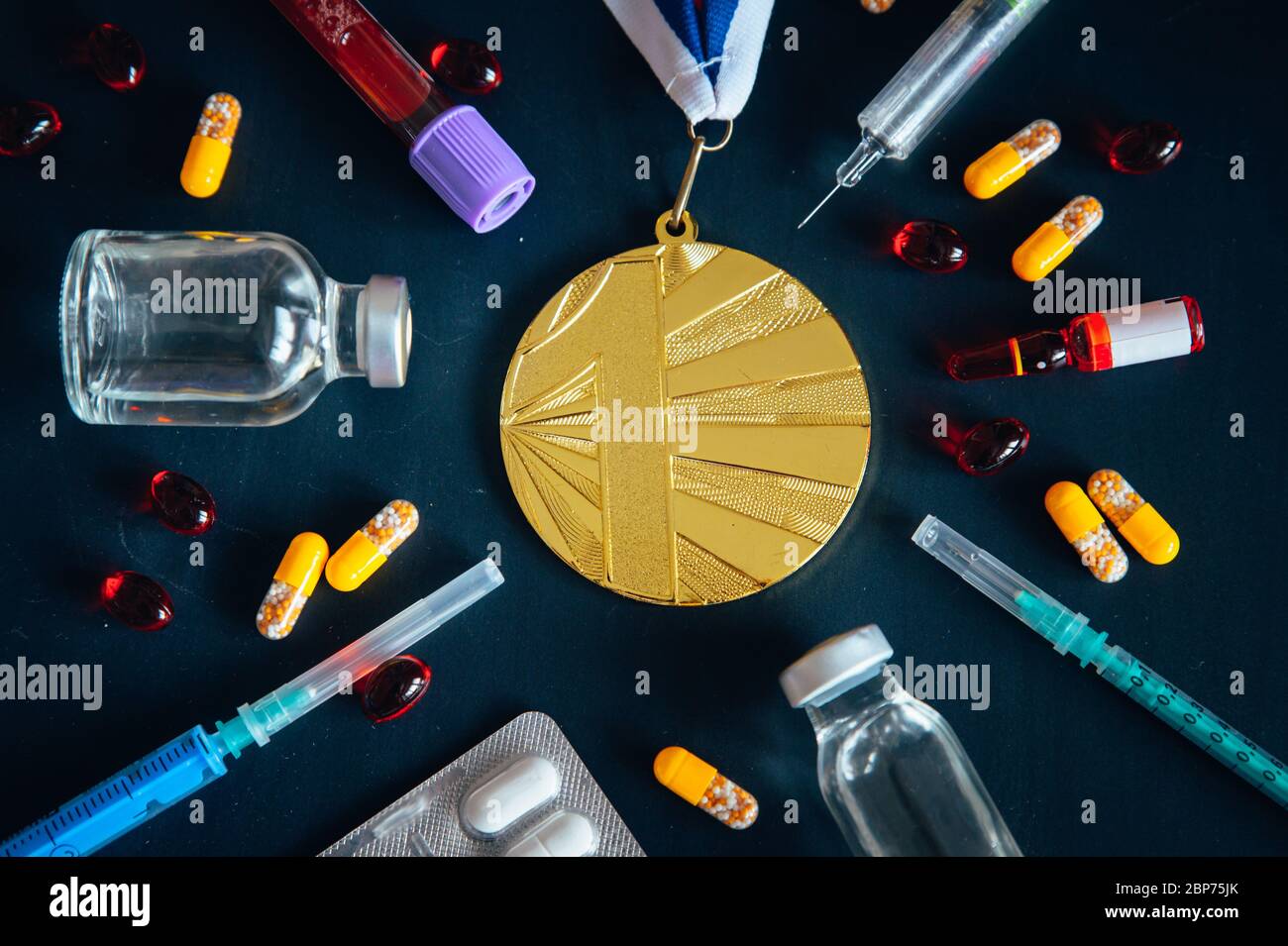 Doping im Sport, Konzeptfoto. Medaillenspiegel, Medikamente,  Medikamentenflasche für Injektion medizinische Glasfläschchen  Stockfotografie - Alamy