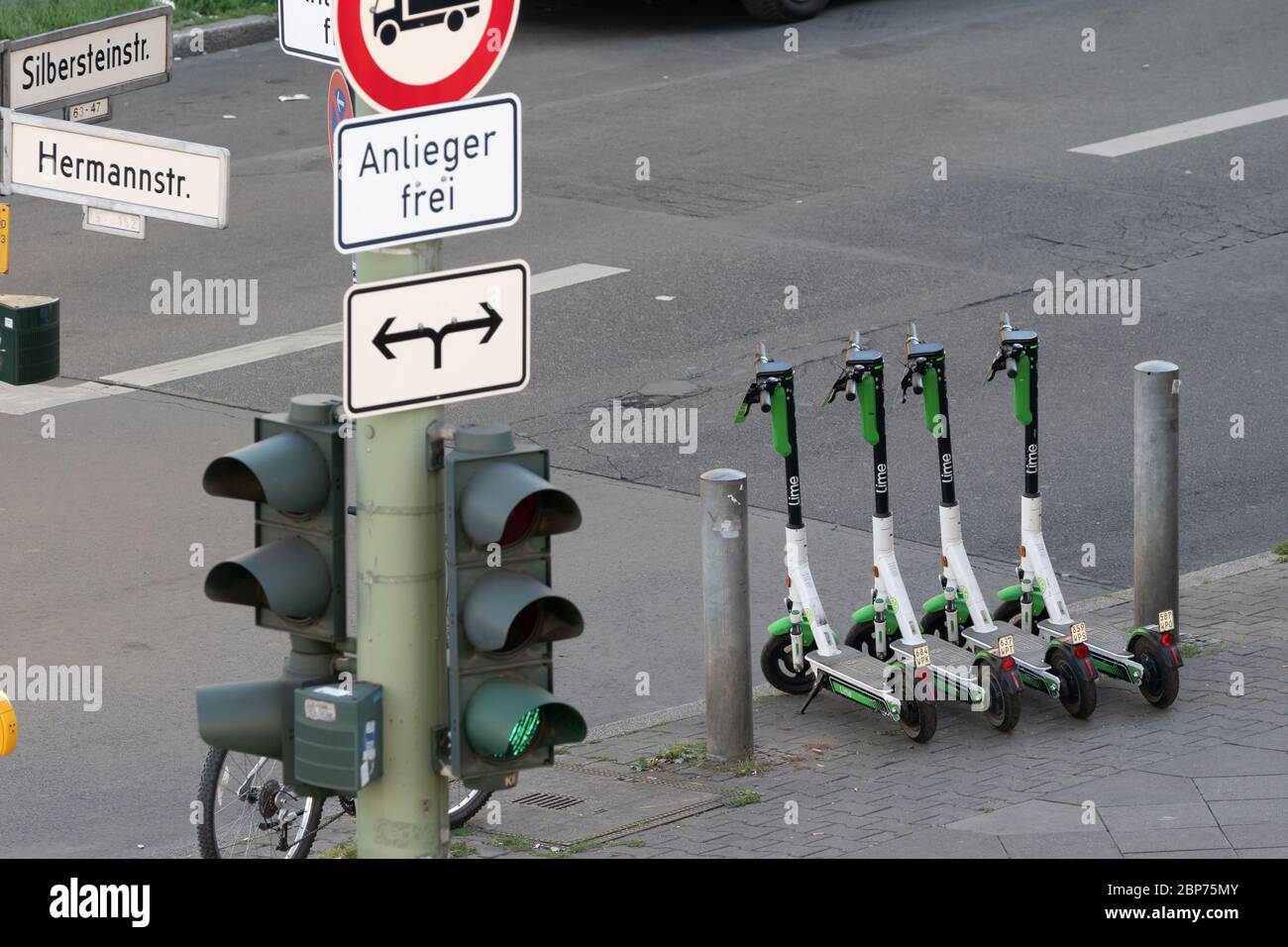 Vier vollgeladene Lime E-Scooter, die von Lime Juicer ordentlich auf dem Bürgersteig in Berlin abgestellt werden NeukÃ¶lln at the HermannstraÃŸe corner SilbersteinstraÃŸe zur Verwendung. Stockfoto