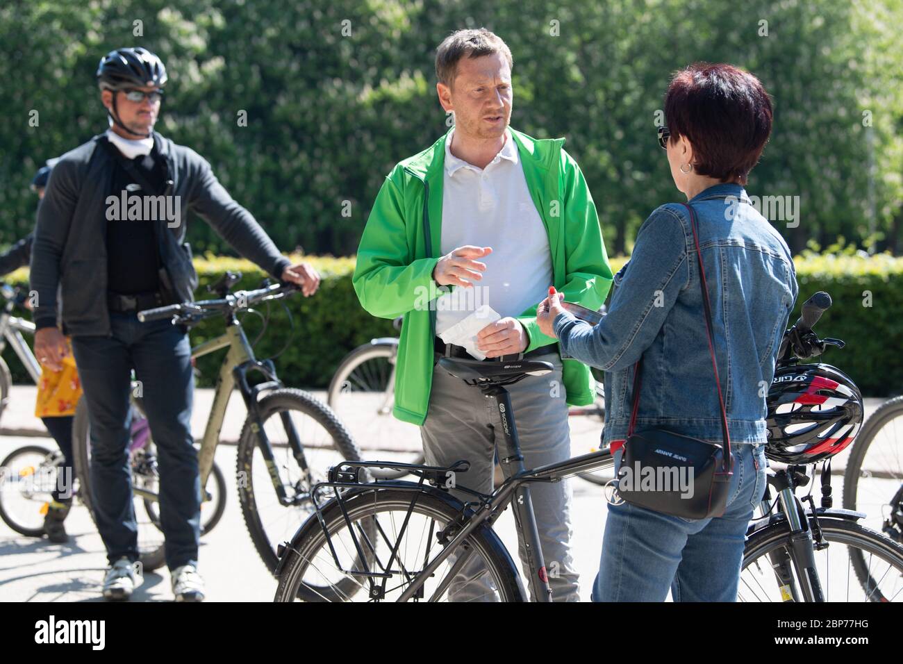 16. Mai 2020, Sachsen, Dresden: Michael Kretschmer (CDU, M), Ministerpräsident von Sachsen, spricht im Großen Garten mit einem Anhänger von Verschwörungstheorien zur Koronakrise. Kretschmer verteidigte politische Entscheidungen bei der Kundgebung und forderte gleichzeitig Respekt für abweichende Meinungen. Foto: Sebastian Kahnert/dpa-Zentralbild/dpa Stockfoto
