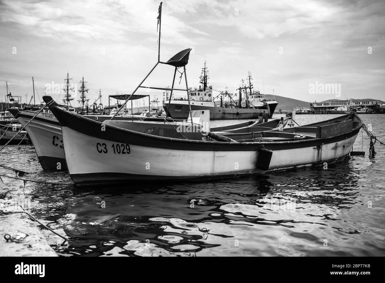 SOZOPOL, Bulgarien - Juni 28, 2019: Fischerboote am Seehafen an der Pier. Schwarz und Weiß. Stockfoto