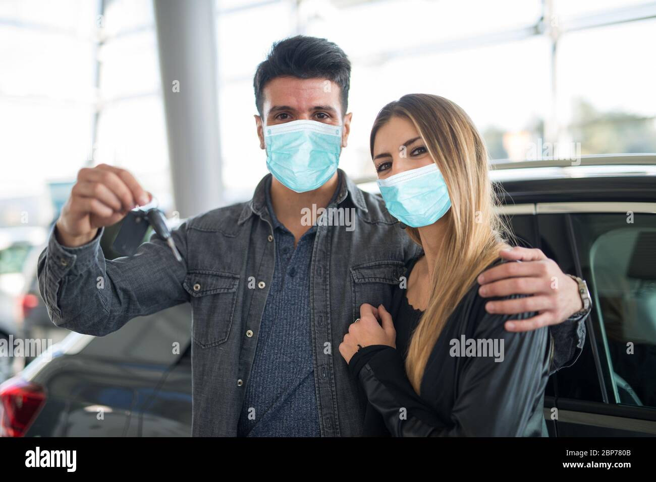 Ein Paar sucht während der Coronavirus-Pandemie nach einem neuen Auto Stockfoto