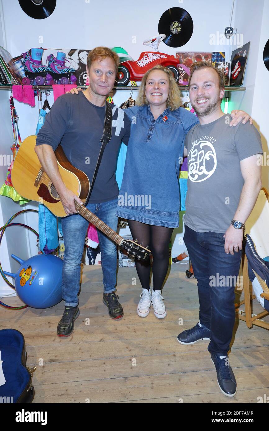 Fabian Harloff,Weather Fairy Cathy und Fabian Kühne,Studiobesuch von Fabian Harloff im 80er Jahre Cafe Hamburg2,Hamburg,24.09.2019 Stockfoto