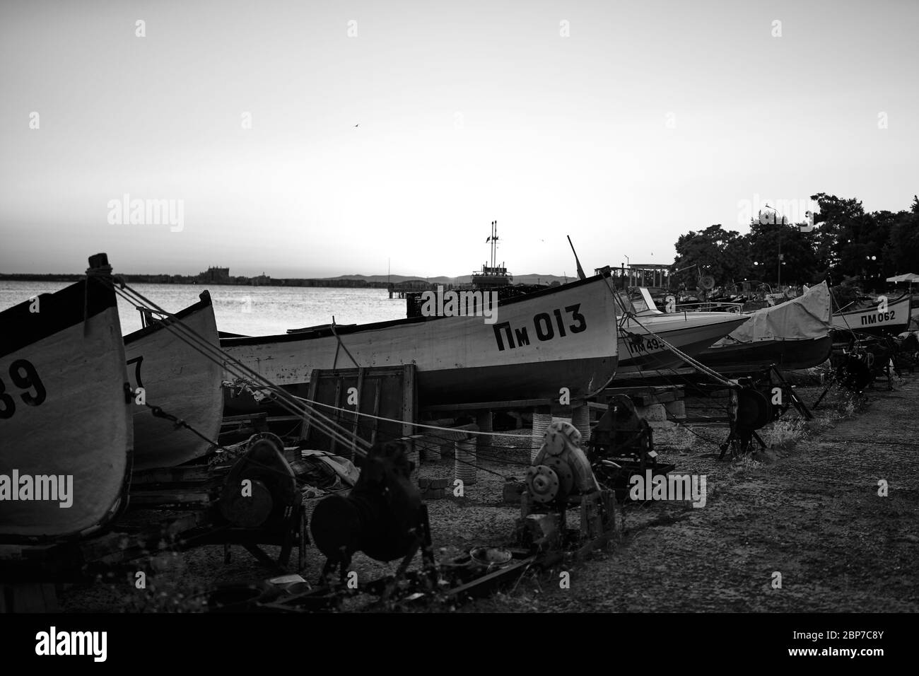 POMORIE, Bulgarien - 30. Juni 2019: Boote der Fischer stehen am Ufer des Seehafen des Badeortes Stadt Pomorie. Schwarz und Weiß. Stockfoto