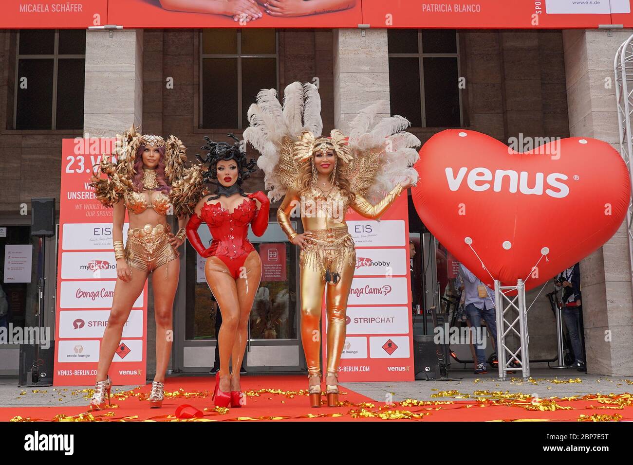 Pünktlich um 11 Uhr erschienen die Gesichter der 23. VENUS, Micaela SchÃ¤fer und Patricia Blanco, in goldenen Outfits vor dem Haupteingang der Messe Berlin. Stockfoto