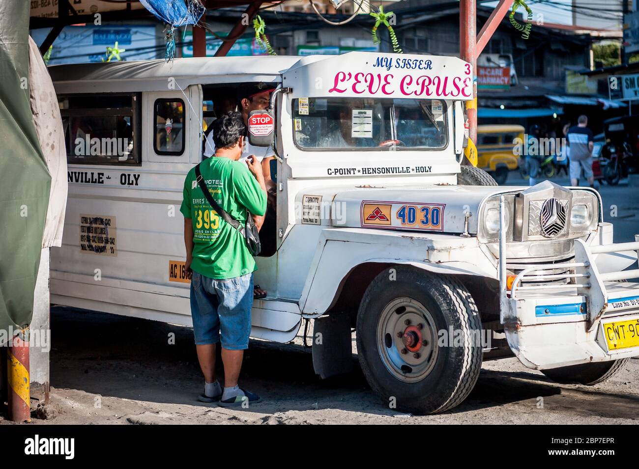 Ein klassischer Jeepney fährt an der Hauptbushaltestelle in Angeles City, Luzon, Philippinen. Stockfoto