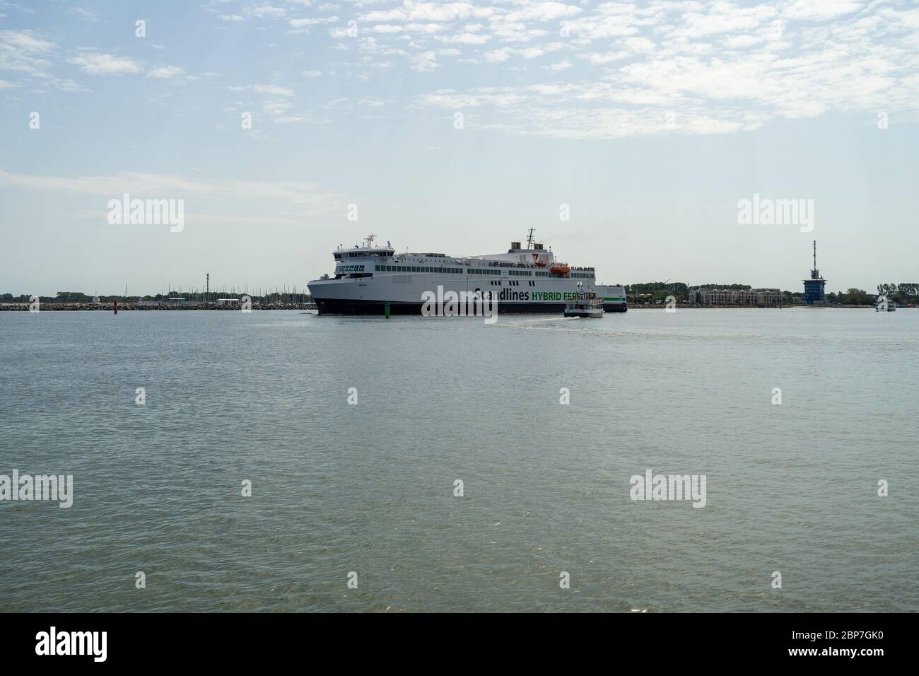 Warnemünde (Rostock), Deutschland - Juli 25, 2019: Die Fähre Berlin, die deutsch-dänische Reederei Scandlines Fähre im Wasser Bereich der Rostocker Seehafen. Stockfoto