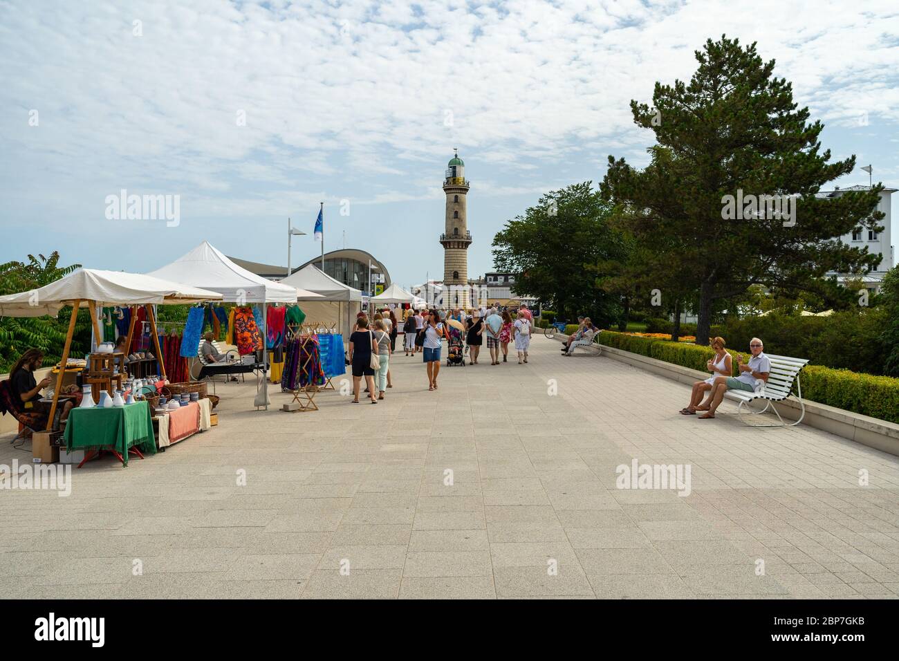 Warnemünde (Rostock), Deutschland - 25. JULI 2019: Promenade des Seebades und ein Ortsteil der Stadt Rostock. Stockfoto