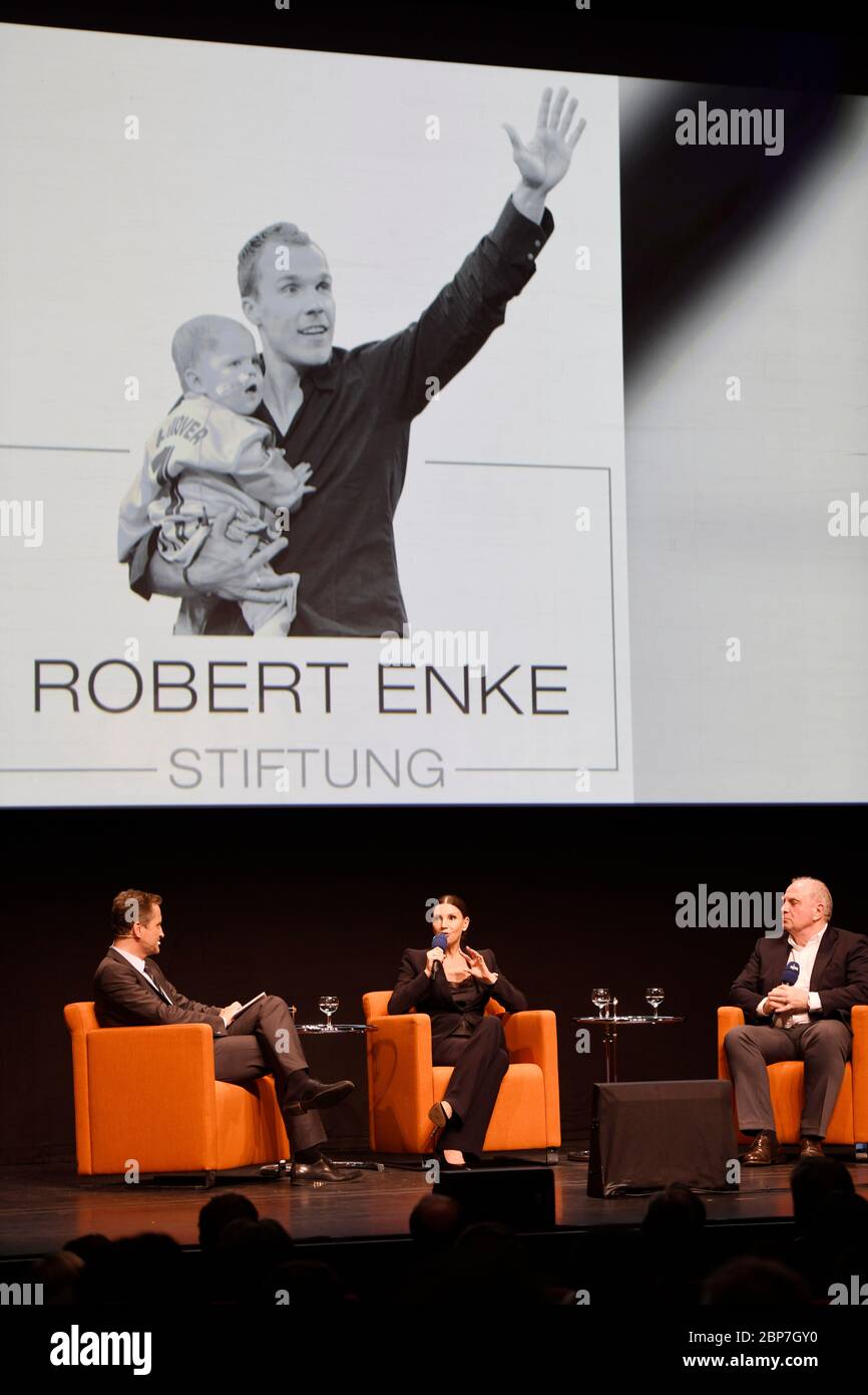 Teresa Enke und Uli HoeneÃŸ beim Preview der 'Sportclub Story: Robert Enke - auch Helden haben Depression' in Hannover Stockfoto
