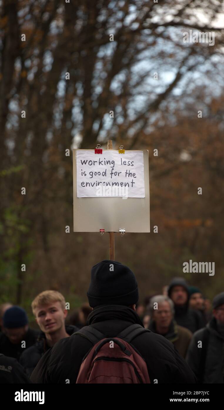 Ironisches Schlagwort "weniger arbeiten ist gut für die Umwelt" am freitag für die zukünftige Demonstration in Berlin, 29. November 2019 Stockfoto