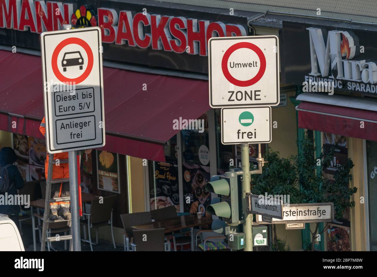 Die Schilder für das Diesel-Fahrverbot (Diesel-Pkw und Lkw bis einschließlich Euro 5-Abgasnorm ist die Passage verboten) in Berlin-NeukÃ¶lln an der HermannstraÃŸe Ecke SilbersteinstraÃŸe sind maßgefertigt und wurden nun angebaut. Stockfoto