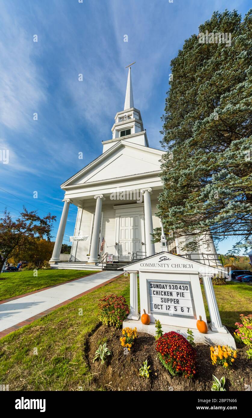 Blick auf die berühmte nicht konfessionelle Stowe Community Church in Main Street, Stowe, Vermont, New England, USA Stockfoto