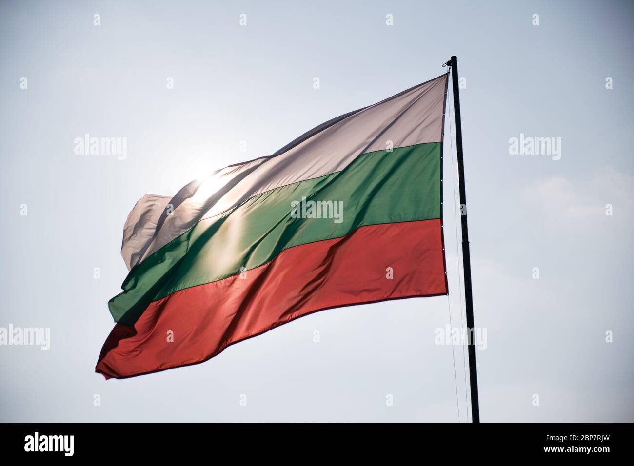 Bulgarische Flagge winken Wind weht es und Sonne beleuchtet von hinten Stockfoto
