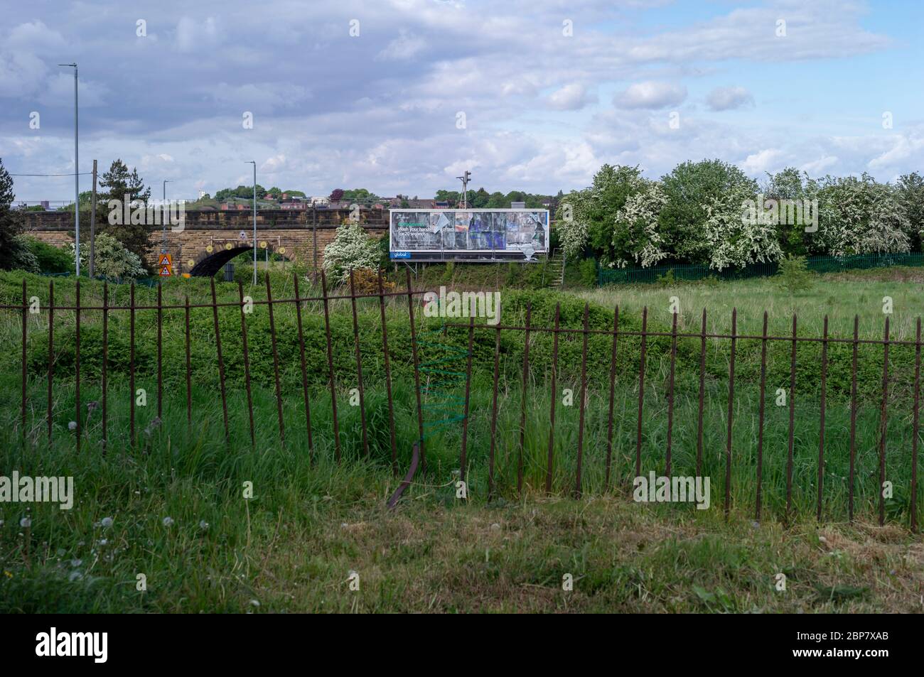 Ripped Poster in Churwell, Leeds. West Yorkshire während der Coronavirus-Pandemie. 12. Mai 2020/ Credit: © Garry Clarkson/BMT Stockfoto