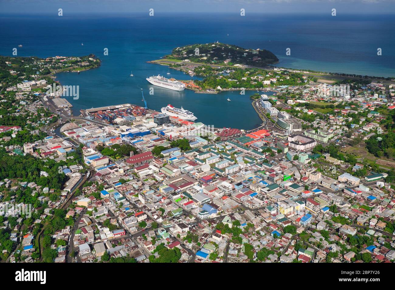 Luftaufnahme vom Hubschrauber aus von Castries, dem Haupthafen und Hauptstadt der Insel St. Lucia in der Karibik, Westindien. Der kleine Flughafen befindet sich oben rechts Stockfoto