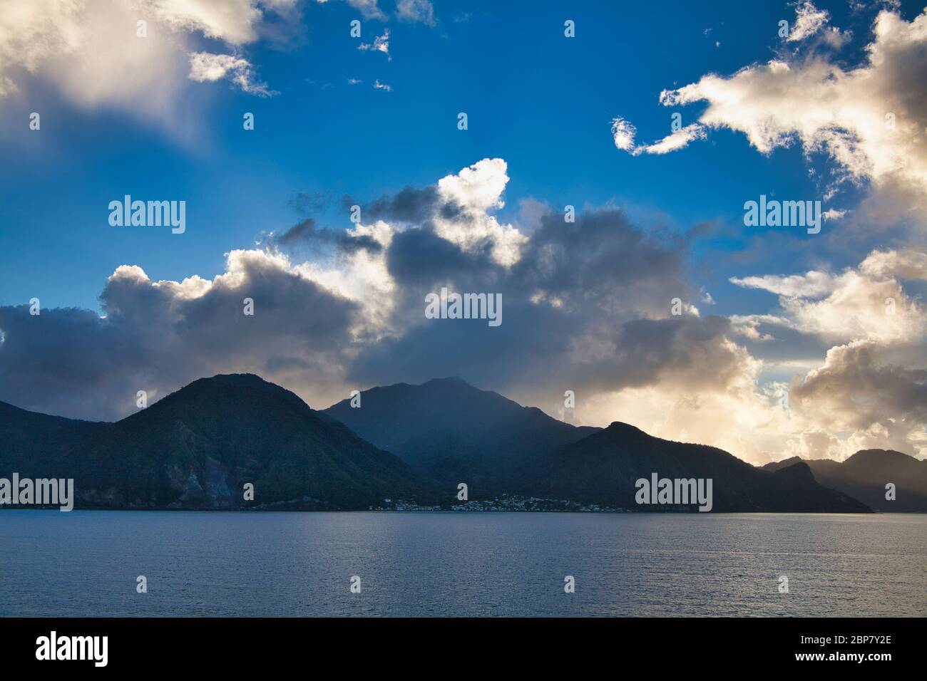 Am frühen Morgen dramatischer Sonnenaufgang mit Himmel und Wolken über Hügeln an der Westküste von St. Lucia, der Karibik, Westindien Stockfoto
