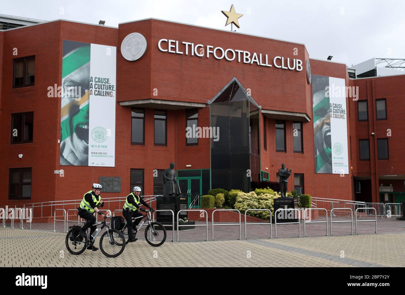 Polizeistreife vor dem Celtic Park, dem Heimstadion des Celtic FC. Ausgabedatum: Montag, 20. April 2020. Es wird erwartet, dass das SPFL-Board eine Entscheidung ratifiziert, die Saison auf einem Punktedurchschnitt pro Spiel zu beschneiden, wodurch keltische Meister erklärt und möglicherweise die Herzen abgesetzt werden. Siehe PA Story Soccer SPFL. Bildnachweis sollte lauten: Jane Barlow/PA Wire Stockfoto