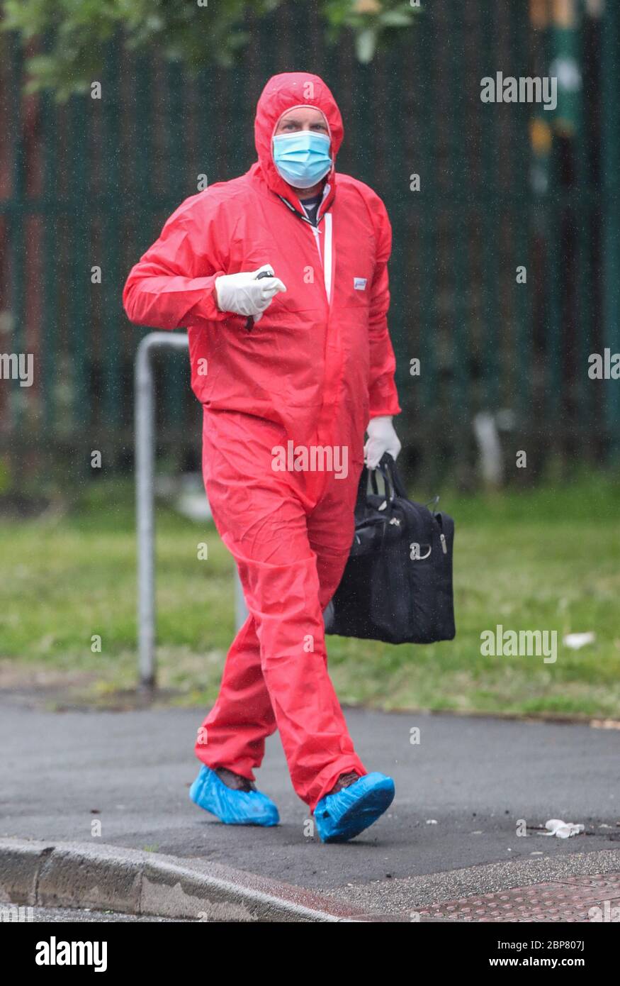 Ein Gerichtsbeamter am Tatort in der King Street, Blackburn, nach dem Tod einer Frau an einer mutmaßlichen Schusswunde am Sonntag. Stockfoto