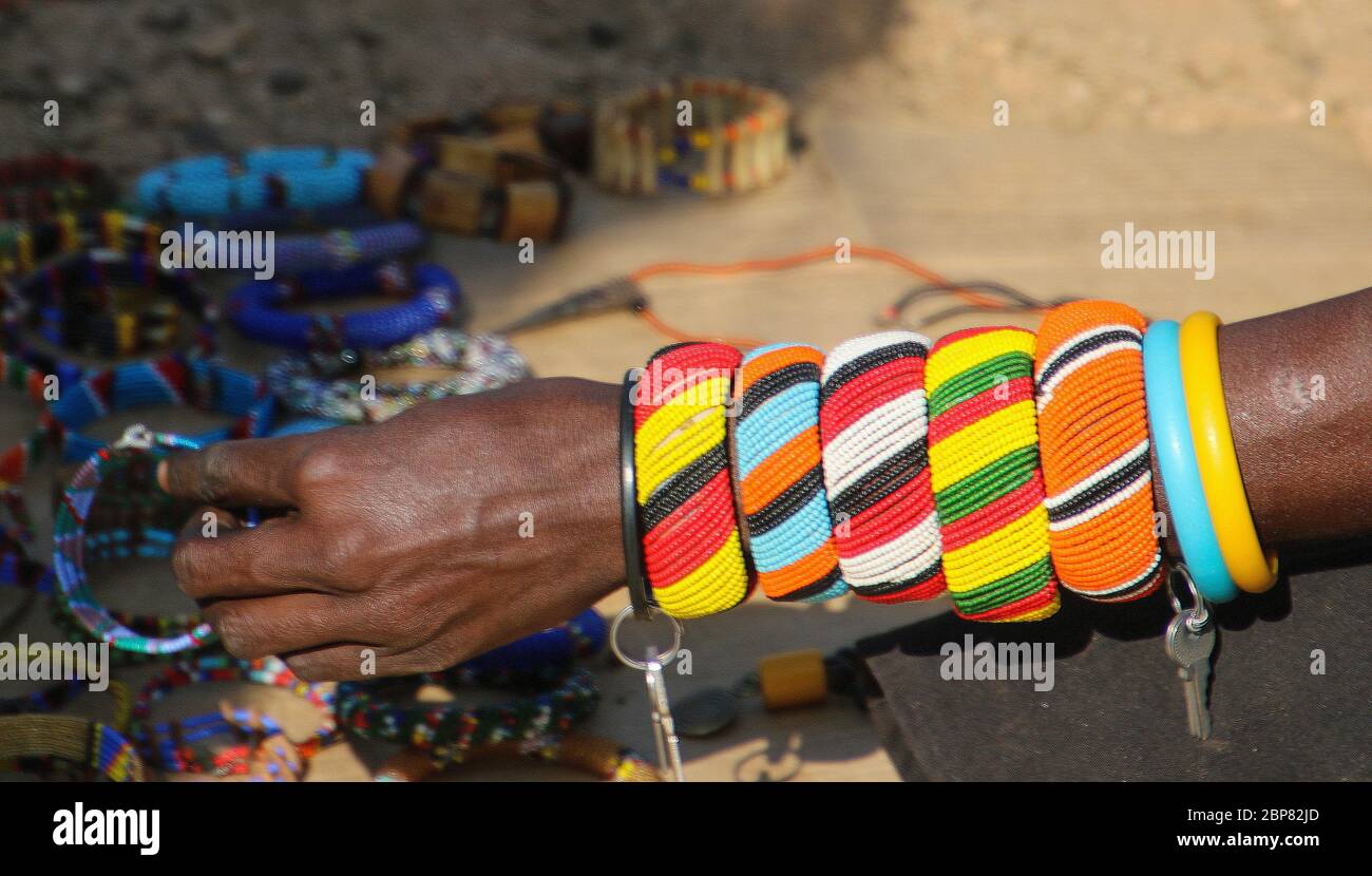 Perlen auf einem Arm einer Samburu Maasai Frau. Samburu Maasai ist eine ethnische Gruppe von halbnomadischen Menschen, die in Samburu, Kenia, fotografiert wurden Stockfoto