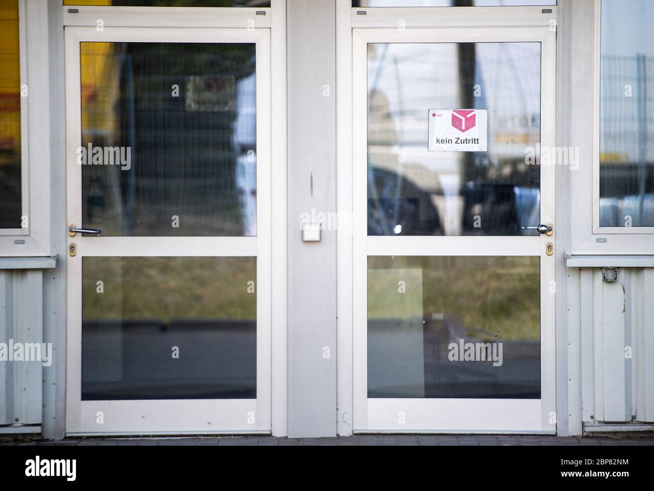 18. Mai 2020, Nordrhein-Westfalen, Hückelhoven-Hilfarth: Am DPD-Paketzustellort hängt ein Schild mit der Aufschrift "No Access" in einer Tür. Das Logistikunternehmen hat seinen Standort in Hückelhoven im Kreis Heinsberg mit 400 Mitarbeitern aufgrund eines Corona-Ausbruchs vorübergehend geschlossen. Foto: Jonas Güttler/dpa Stockfoto