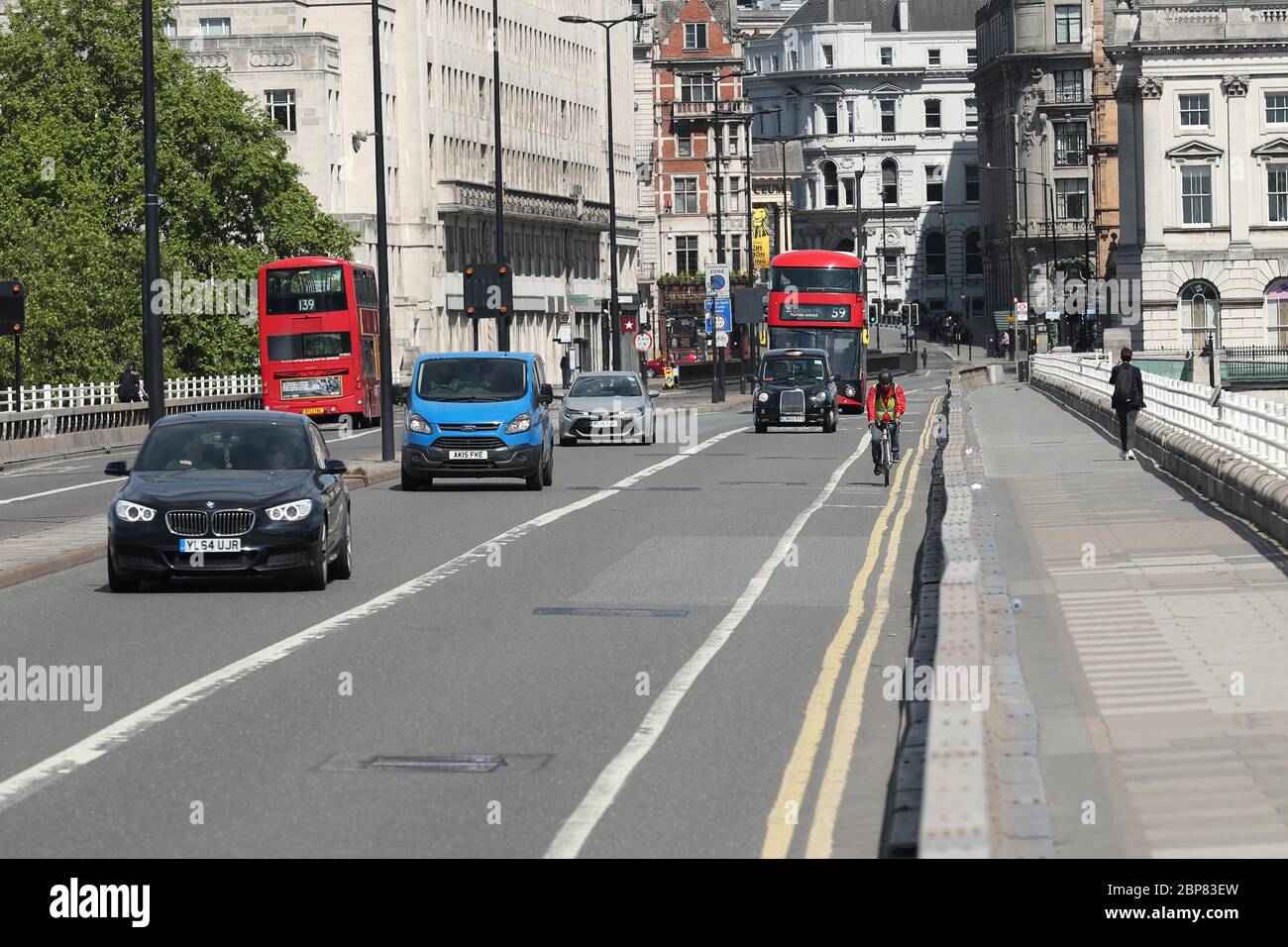 Der Verkehr auf der Waterloo Bridge in London, der nur auf Personen beschränkt ist, die zu Fuß, mit dem Fahrrad oder mit Bussen unterwegs sind, ist mit erweiterten Gehwegen zwischen den belebten Bahnhöfen und ihren Arbeitsplätzen sicher zu reisen, da die Coronavirus-Einschränkung langsam allmählich nachlässt. Stockfoto