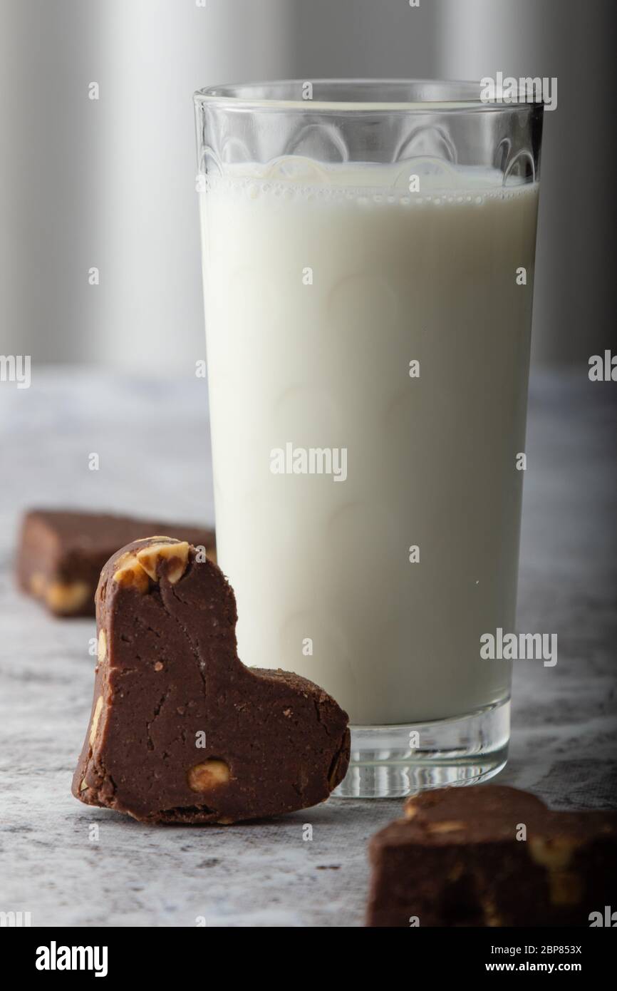 Handgefertigter Gourmet-Snack aus Milchschokolade Stockfoto