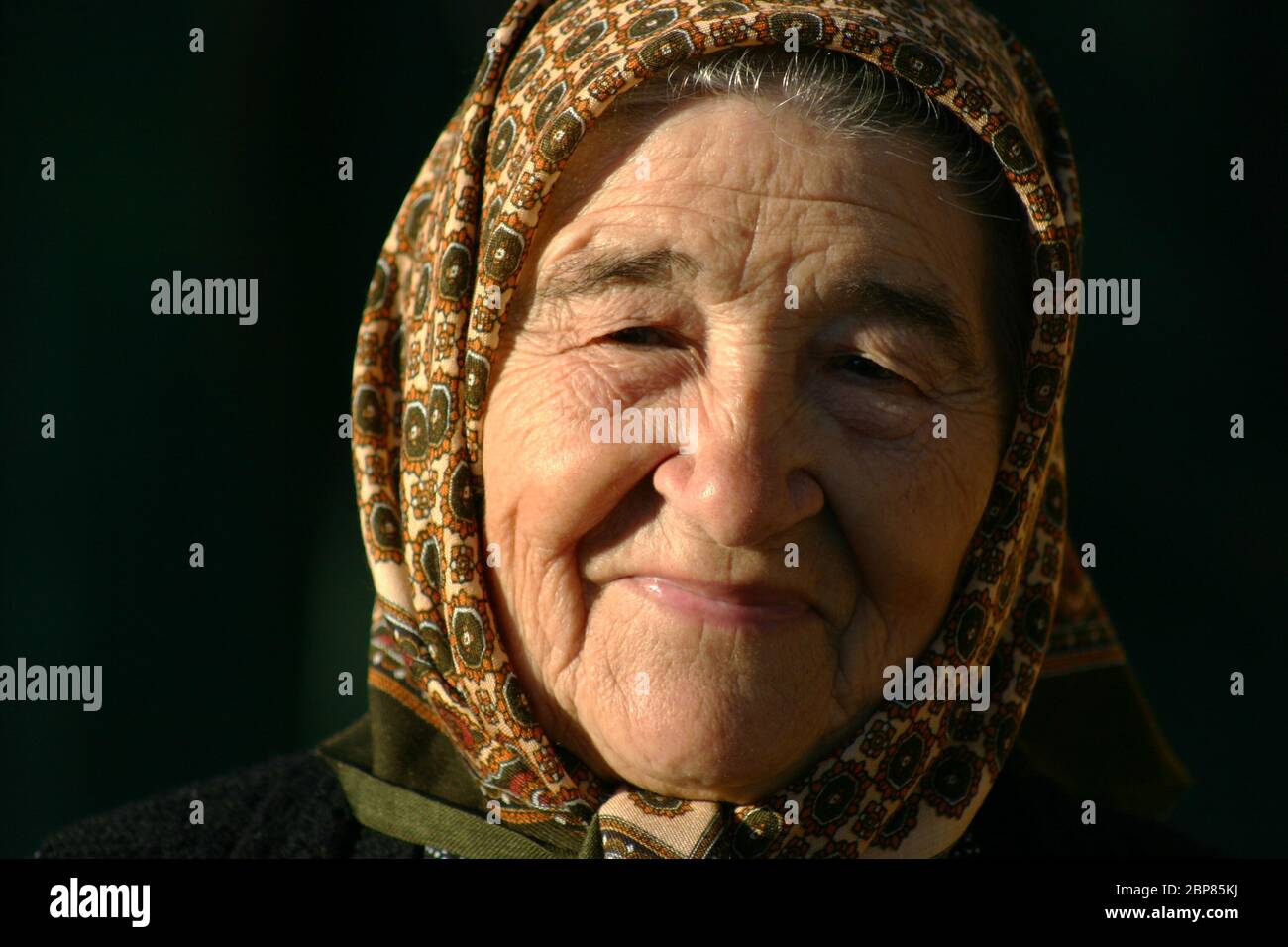 Porträt einer alten Frau mit einem Kopftuch in Sibiu County, Rumänien Stockfoto