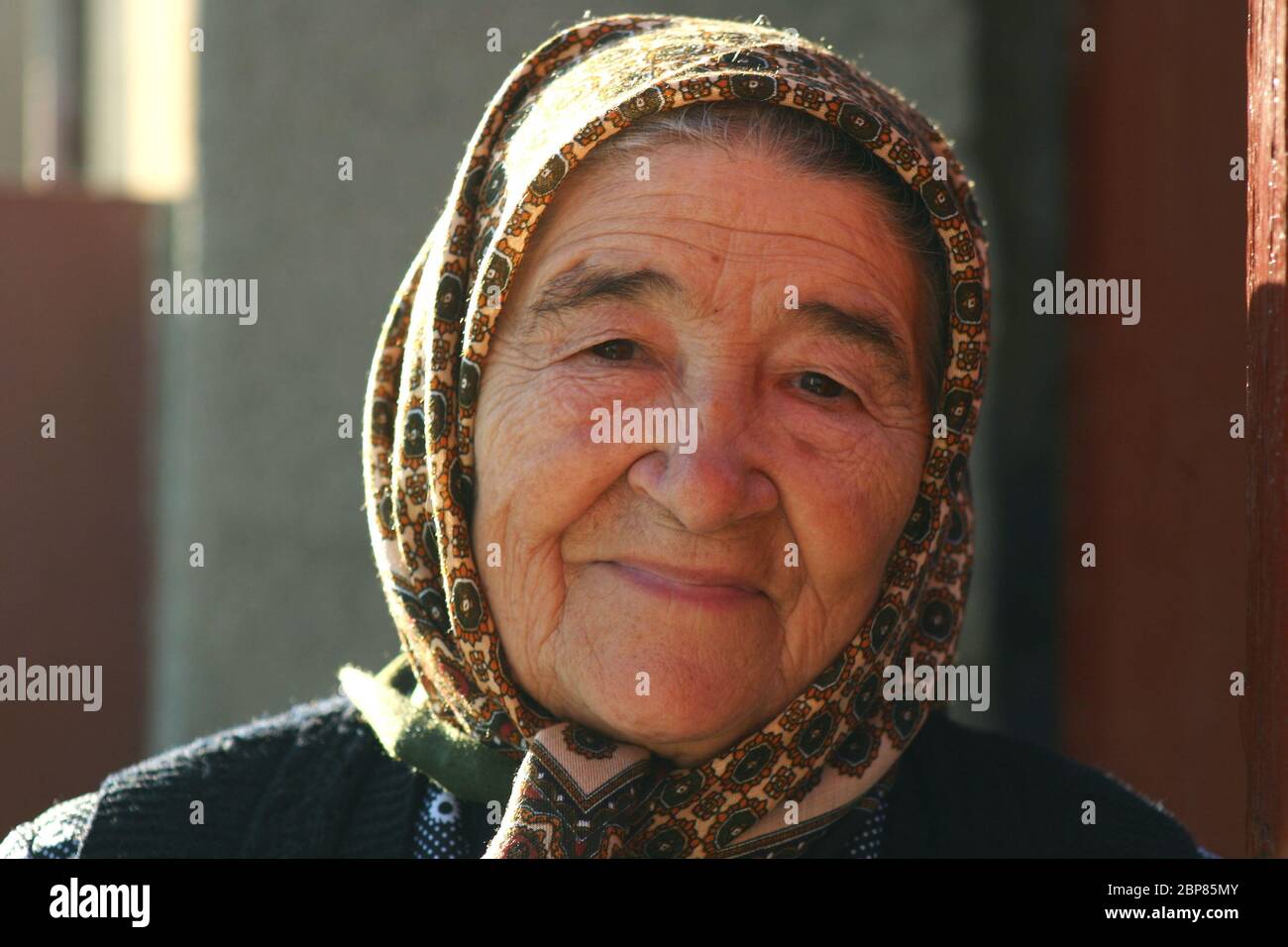 Porträt einer alten Frau mit einem Kopftuch in Sibiu County, Rumänien Stockfoto