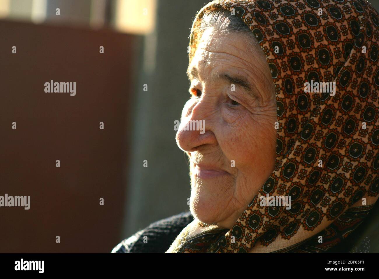 Porträt einer alten Frau mit einem Kopftuch in Sibiu County, Rumänien Stockfoto