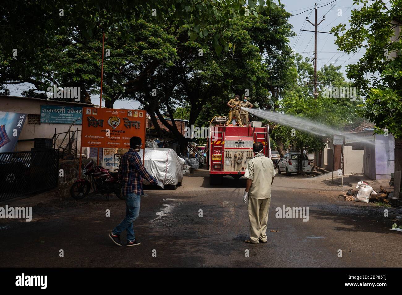 18. Mai 2020, Kolhapur, Maharashtra, Indien: Indien beobachtet eine große Corona-Gemeinschaft, die sich in der vierten Phase der Lockdown ausbreitete. Arbeiter, Touristen, Menschen in der Stadt dürfen ihre Heimatstadt bereisen. Die ländlichen Teile Indiens sind in der Lage, die Anhebung der Patientengruppen aufgrund der schlechten Infrastruktur im Gesundheitswesen und mangelnder Ausbildung für die Bewältigung der Situation zu bewältigen. Kolhapur hat ca. 19000 Einreiseantrag erhalten und mehr als 18000 Arbeiter verließen kolhapur bis heute in ihre Heimatstadt. Der Shahunagar Teil von Kolhapur wurde verboten und als Reisender als positiv befunden versiegelt. Municiple he Stockfoto