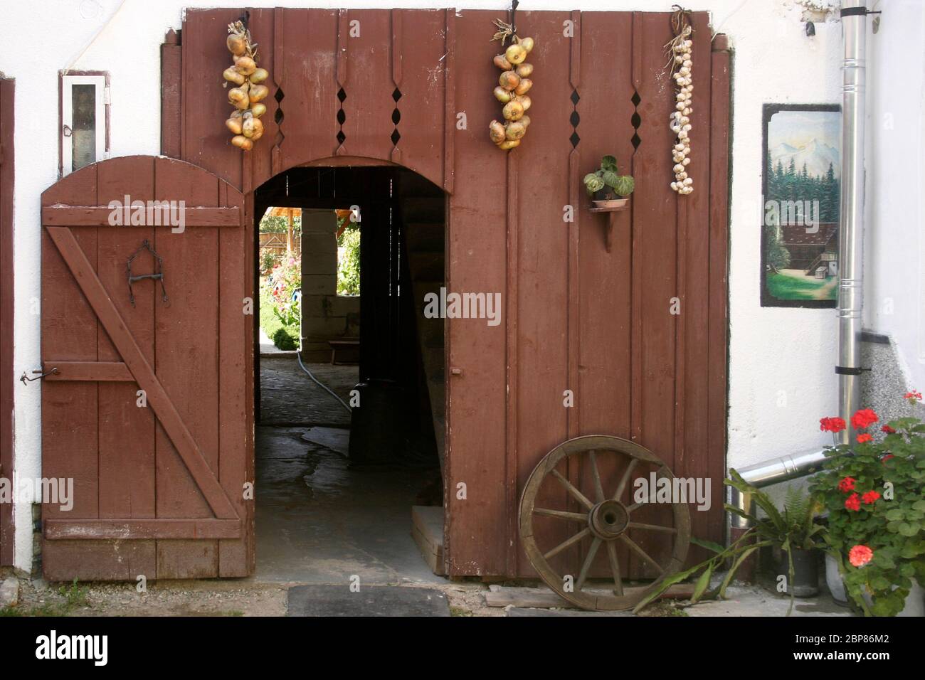 Geschnitzte Holztür in einem traditionellen Innenhof in Sibiu County, Rumänien. Rustikale Einrichtung. Stockfoto