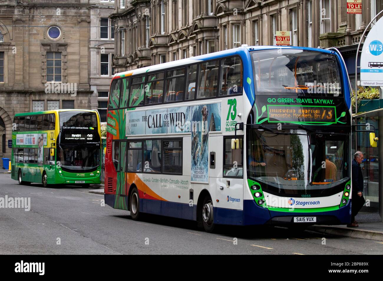 Dundee, Tayside, Schottland, Großbritannien. Mai 2020. UK Wetter: Warm, aber windig mit fleckigen Wolken und sonnigen Winden in Dundee, Schottland, maximale Temperatur 18 Grad Die schottische Regierung hat deutlich gemacht, dass der öffentliche Nahverkehr nur für den wesentlichen Gebrauch bestimmt ist, damit Schlüsselarbeiter und Käufer einen physischen Abstand zueinander halten können, um die Menschen gegen alle unwesentlichen Reisen zu beraten, und dass Xplore Dundee, ein privatisierter Stadtbus, einen überarbeiteten Fahrplan betreibt. Die Sperrung des Coronavirus hat die Anzahl der Busse in der Stadt reduziert. Quelle: Dundee Photographics/Alamy Live News Stockfoto