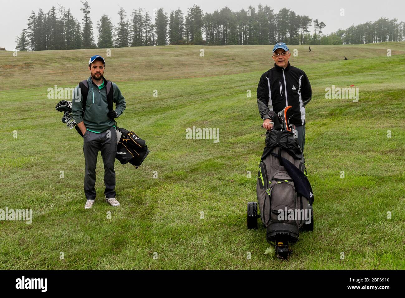 Clonakilty, West Cork, Irland. Mai 2020. Clonakilty Golf Club wurde heute als Teil der Ausfahrt von der Covid-19 Lockdown wieder eröffnet. Genießen Sie den ersten Tag zurück auf die Fairways, während Maintaing soziale Distanz waren Golfclub Mitglieder Jeremy und Jerry Ryan. Credit: AG News/Alamy Live News Stockfoto