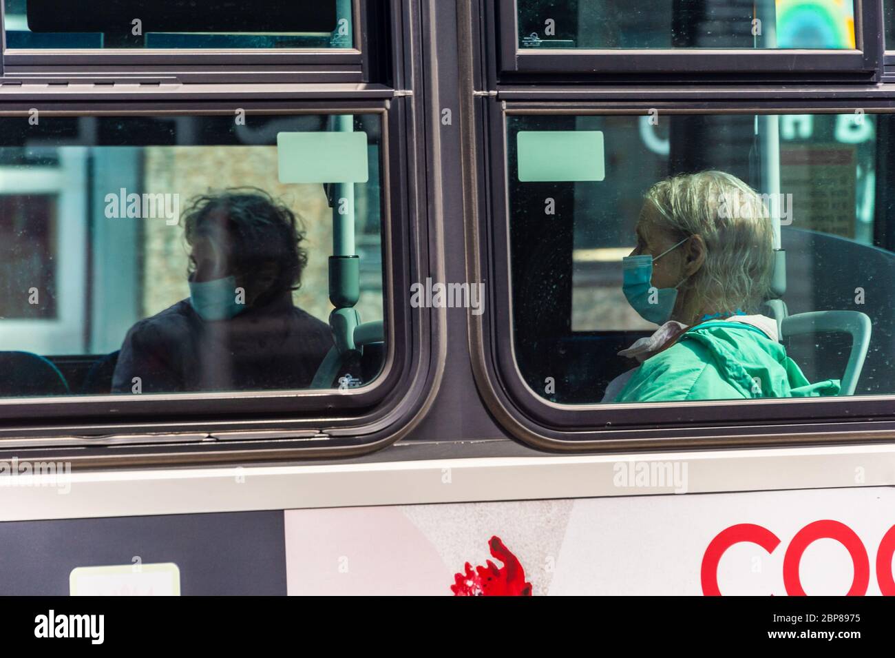 Montreal, CA - 17. Mai 2020: STM-Buspassagiere mit Gesichtsmasken während der Covid 19-Pandemie Stockfoto