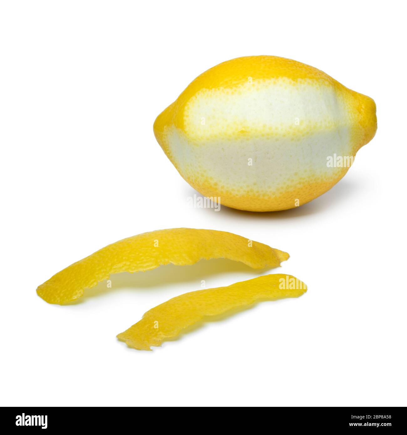 Frische Zitrone und dünne Schale vorne Nahaufnahme isoliert auf weißem Hintergrund Stockfoto
