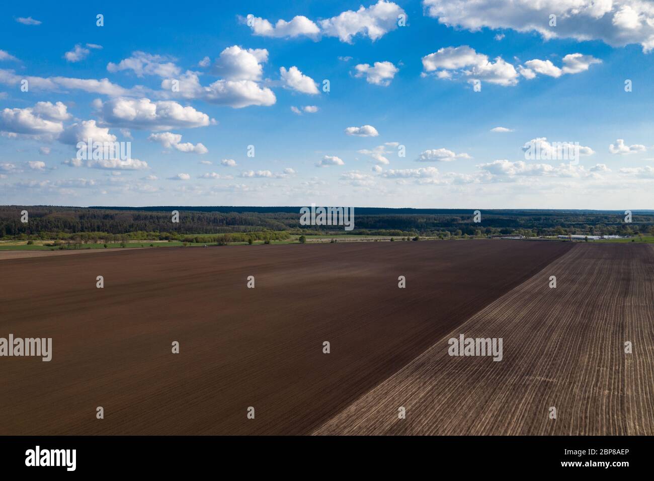 Luftaufnahme des gepflügten Feldes im Frühjahr Stockfoto