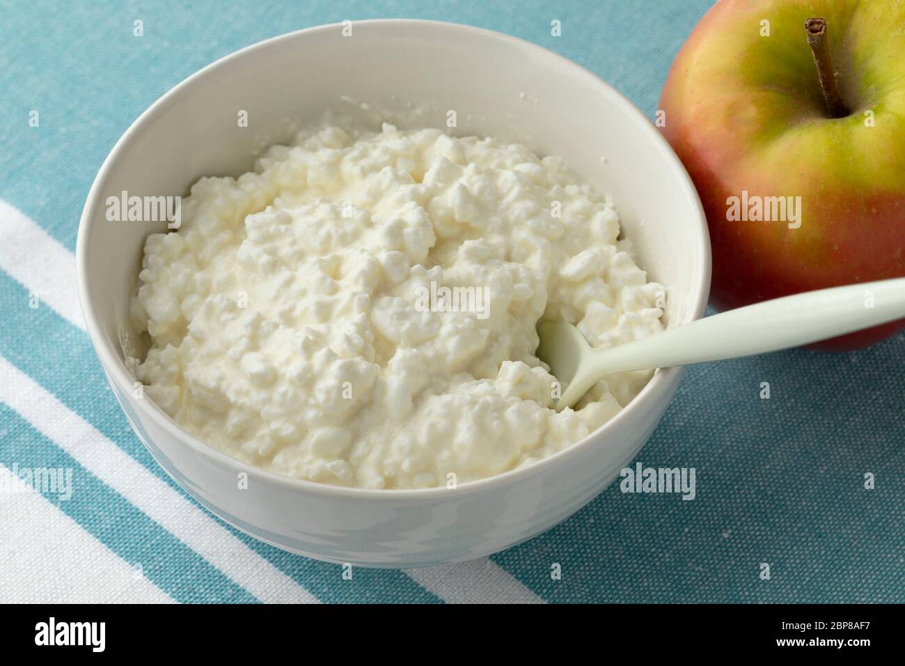 Schüssel mit frischem weißen gesunden Quark Nahaufnahme Stockfoto